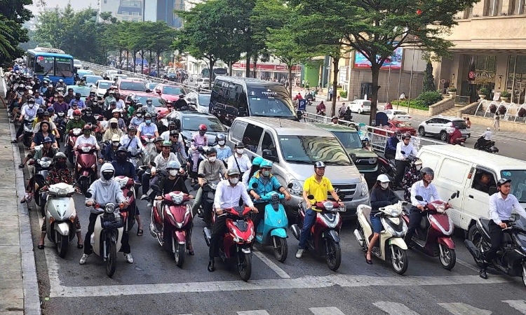 Hà Nội dự kiến hỗ trợ người dân từ 5 tới 20 triệu đồng khi chuyển đổi xe máy xăng sang xe điện.