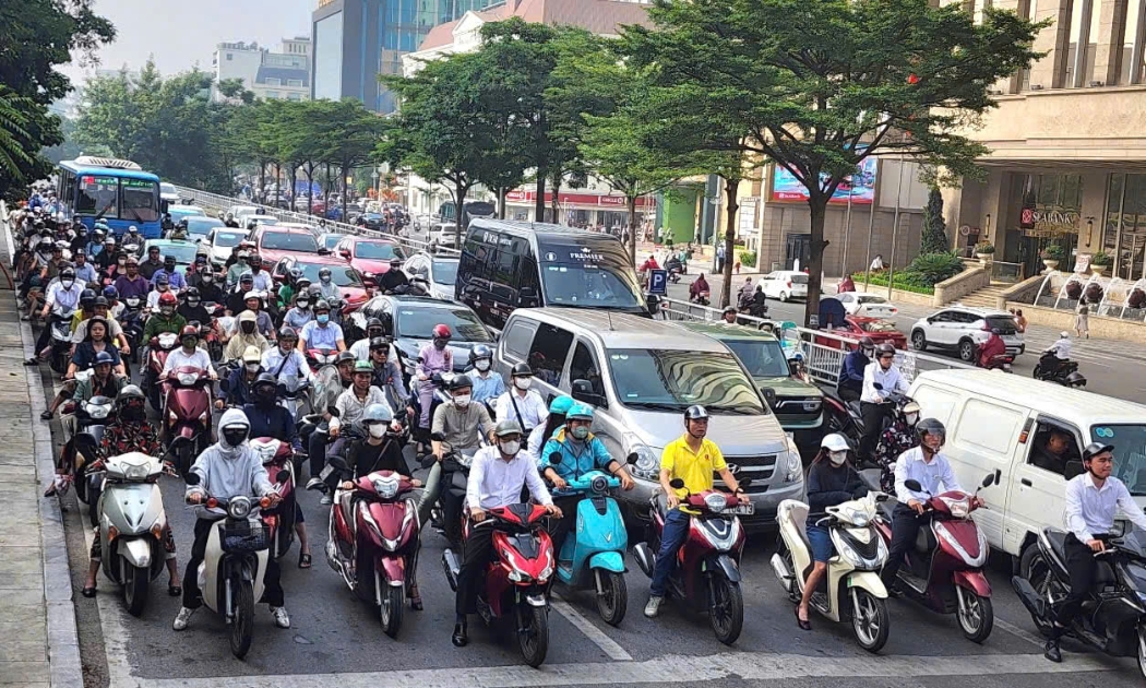 Hà Nội dự kiến hỗ trợ người dân từ 5 tới 20 triệu đồng khi chuyển đổi xe máy xăng sang xe điện.