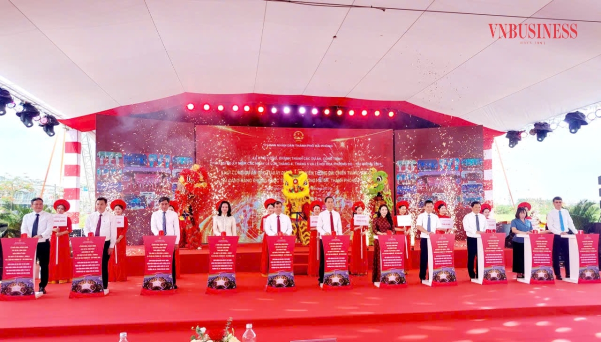 Các đại biểu nhấn nút chính thức khởi công dự án xây dựng Tượng đài Chiến thắng Cát Bi.