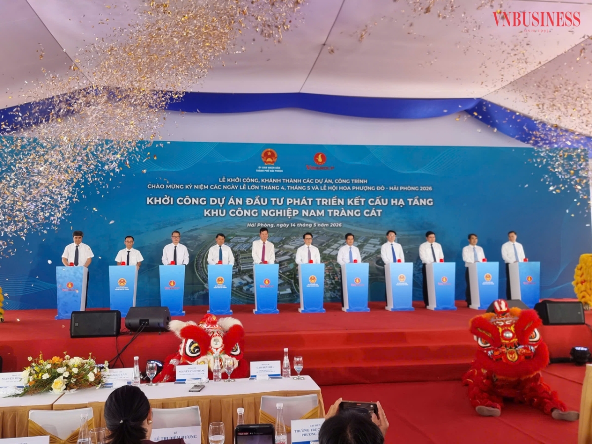 Các đại biểu thực hiện nghi thức nhấn nút khởi công dự án Đầu tư phát triển kết cấu hạ tầng KCN Nam Tràng Cát.