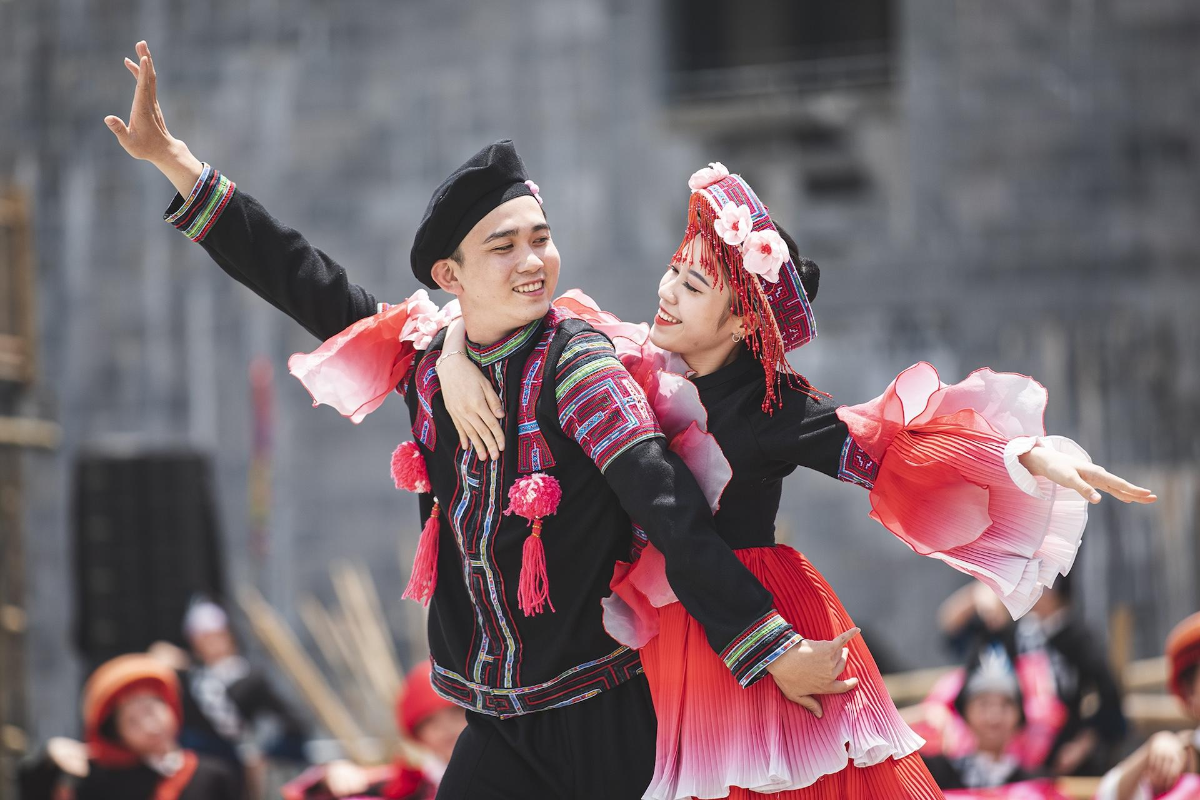 Show nghệ thuật thực cảnh “Vũ điệu trên mây” dùng ngôn ngữ múa đương đại để kể chuyện giữa đỉnh Fansipan hùng vĩ. Ảnh: Ánh Dương.
