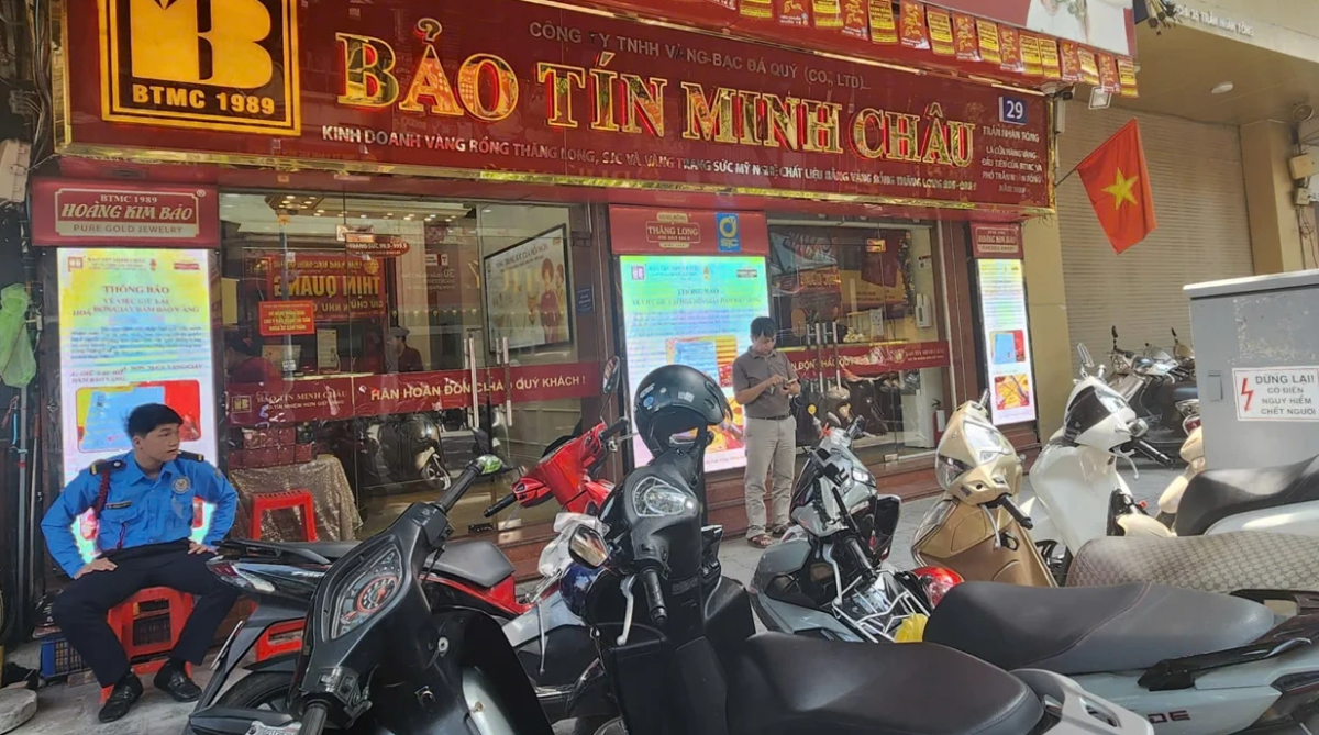 Cảnh xếp hàng mua vàng biến mất tại nhiều cửa hàng lớn.