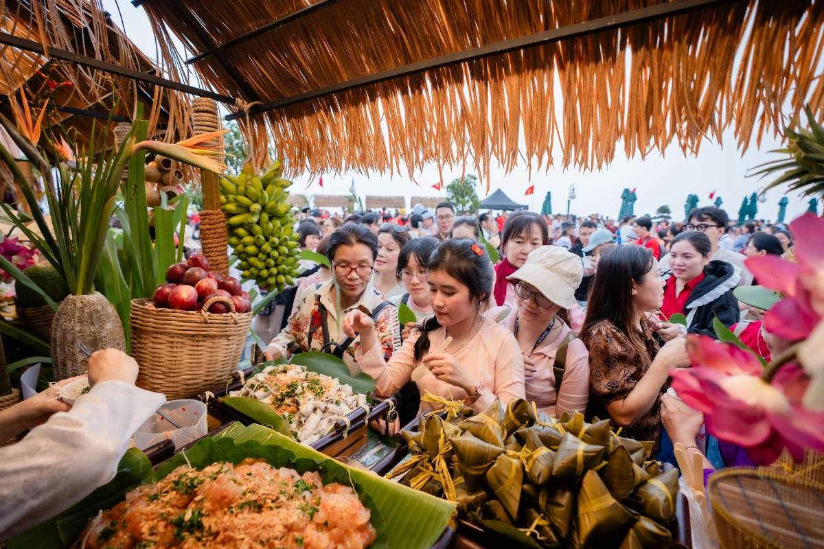 "Phiên chợ lá" trên đỉnh núi Bà Đen, nơi du khách dùng lá bồ đề thay tiền mặt để trải nghiệm ẩm thực địa phương. Ảnh: Ánh Dương.