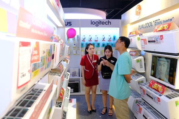 Sức mua quạt điện, máy lạnh tăng mạnh tại các siêu thị điện máy.