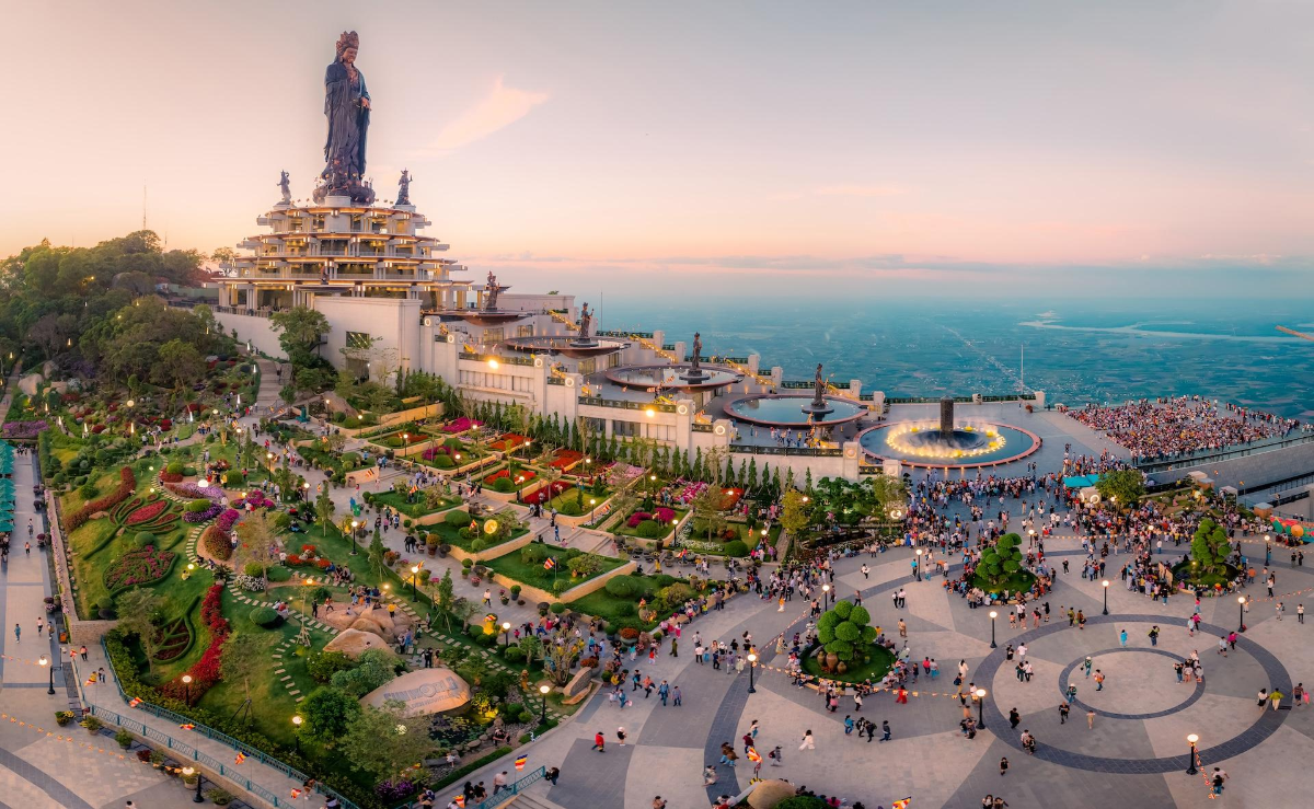 Đỉnh núi Bà Đen linh thiêng – điểm đến kết nối du khách với tinh hoa nghệ thuật dân gian và cảnh sắc thiên nhiên hùng vĩ. Ảnh: Ánh Dương.
