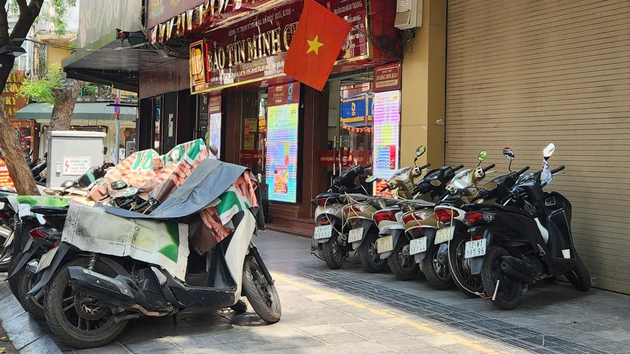 Cảnh xếp hàng mua vàng biến mất tại nhiều cửa hàng lớn.
