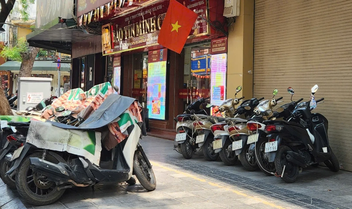 Cảnh xếp hàng mua vàng biến mất tại nhiều cửa hàng lớn.