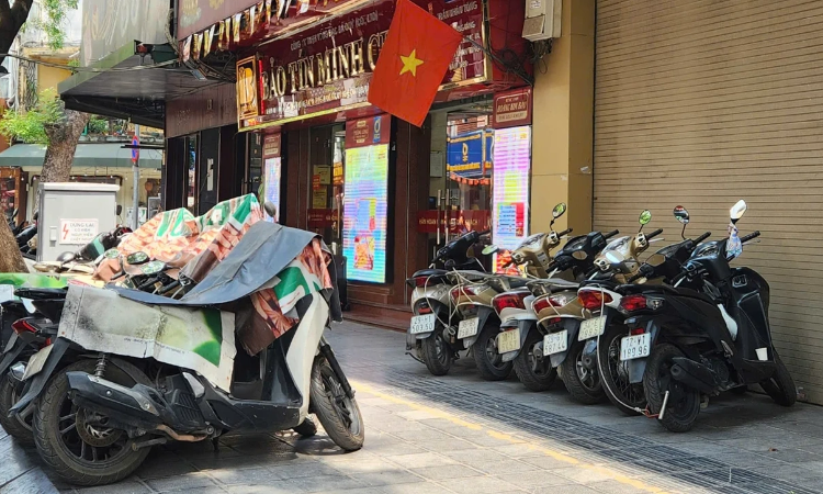 Vàng ‘lao dốc’: Tiệm bán không giới hạn, người mua thì ‘mất hút’