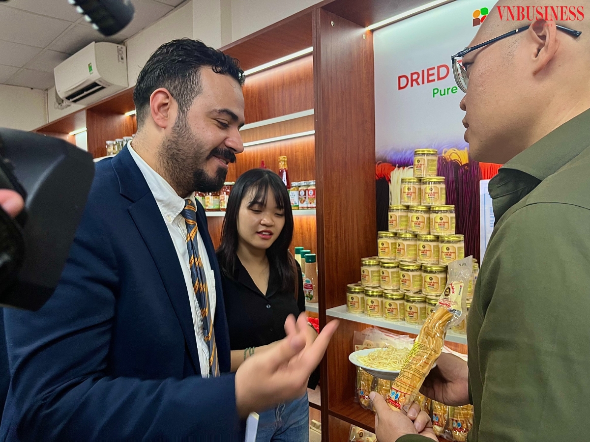 Các đại biểu quốc tế tìm hiểu sản phẩm Halal Việt Nam bên lề hội thảo.