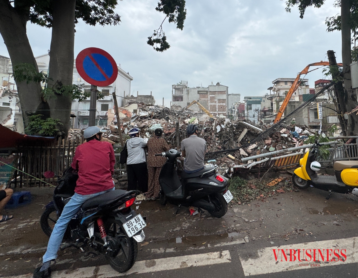 Chỉ trong thời gian ngắn, hàng trăm căn nhà, công trình kiên cố đã được phá dỡ để kịp bàn giao mặt bằng phục vụ thi công đường dẫn lên cầu Trần Hưng Đạo.
