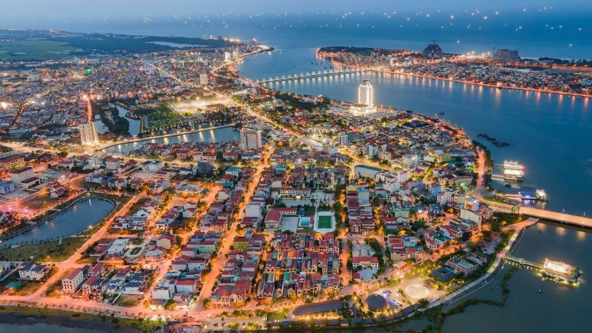Chỉ trong thời gian ngắn, hàng loạt dự án hạ tầng giao thông mang tính "huyết mạch" đã và đang được đẩy nhanh tốc độ, tạo ra một mạng lưới kết nối liên hoàn cho Đồng Hới.