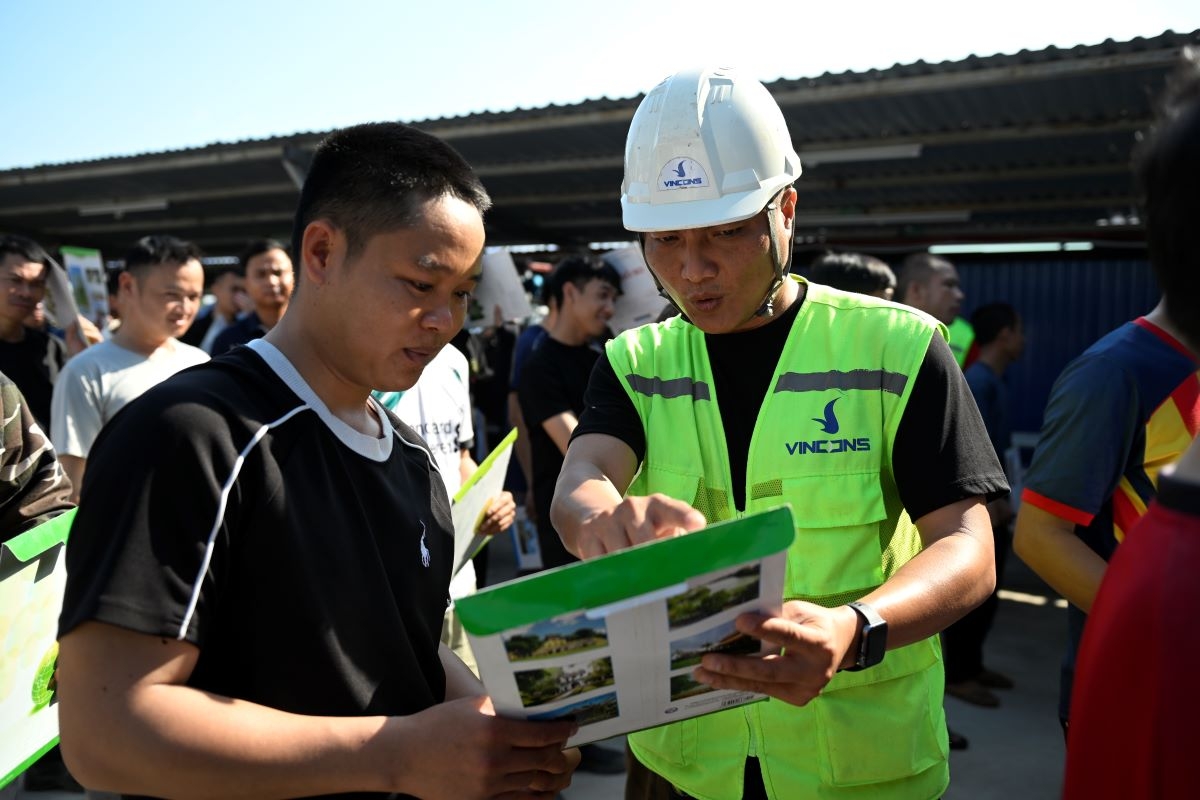 Người lao động đến ứng tuyển được hướng dẫn và tư vấn các vị trí công việc phù hợp.