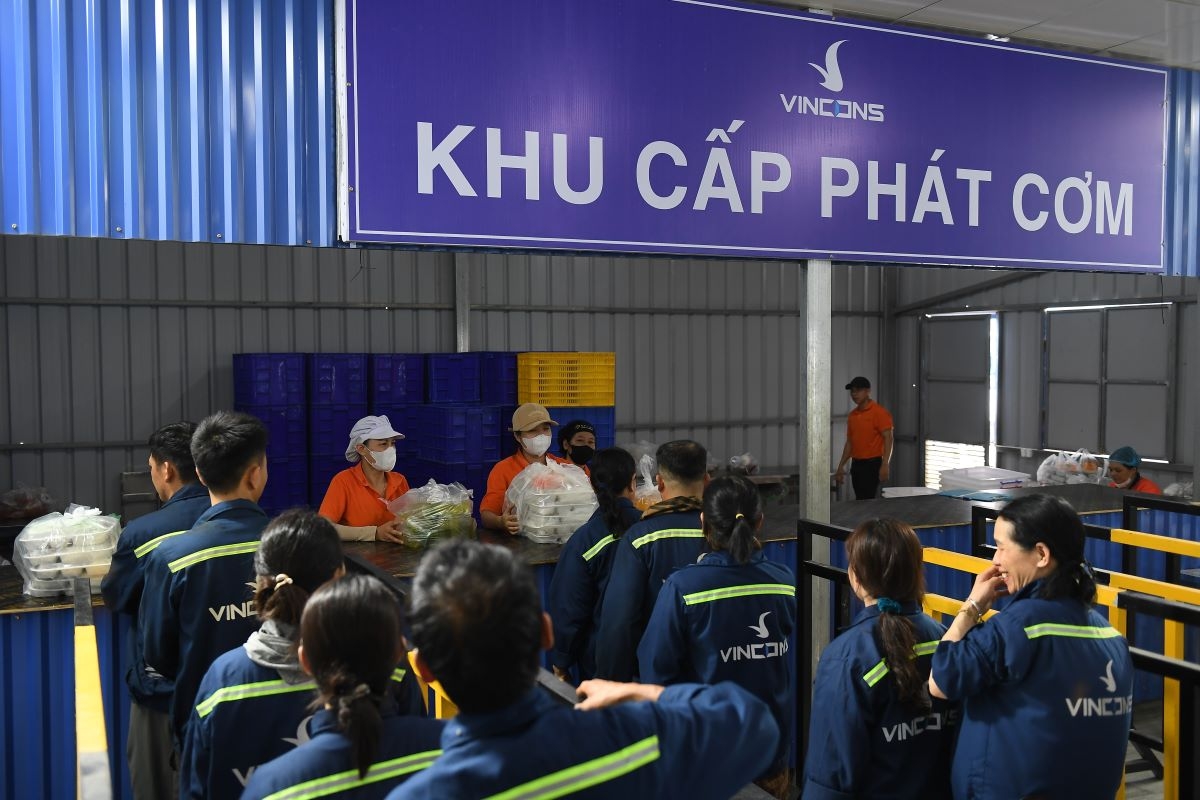 Người lao động nhận suất ăn trưa đảm bảo dinh dưỡng và an toàn thực phẩm.
