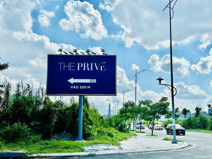 Trước khi được đổi tên thành The Privé, dự án từng được giới thiệu ra thị trường với tên thương mại Gem Riverside và ký nhiều thỏa thuận tư vấn bất động sản với khách hàng.