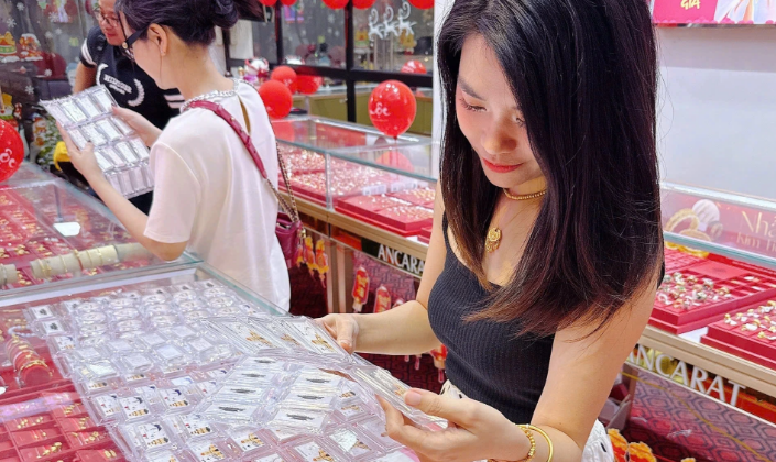 Giá bạc trong nước diễn biến trái chiều giữa các thương hiệu.