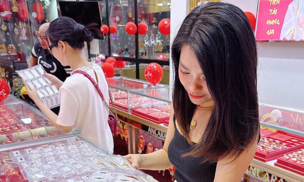 Giá bạc trong nước diễn biến trái chiều giữa các thương hiệu.