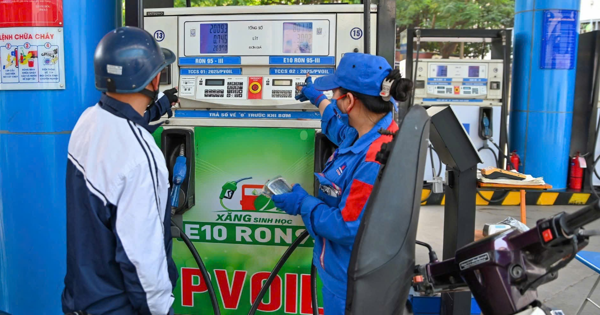 Giá xăng điều hành giảm mạnh, thương nhân đầu mối tiếp tục giảm thêm