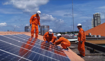 Hóa đơn điện tăng cao, người dân ‘đổ xô’ lắp pin mặt trời