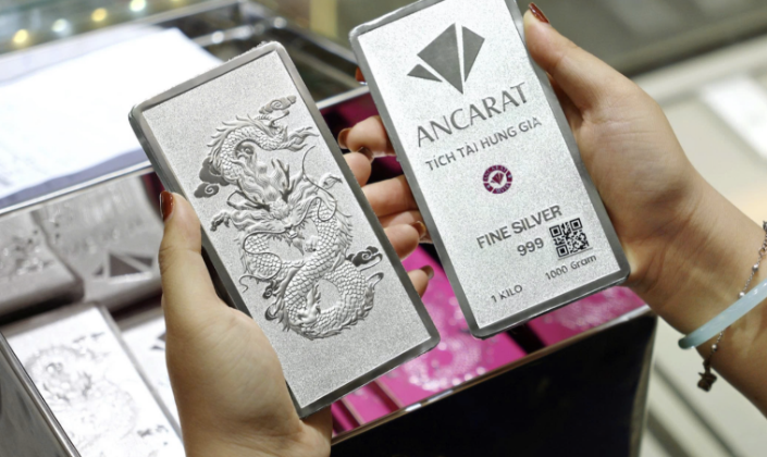 Vàng “bốc hơi” 13%, bạc lao dốc gần 19%: Cơn say kim loại quý đã hạ nhiệt?