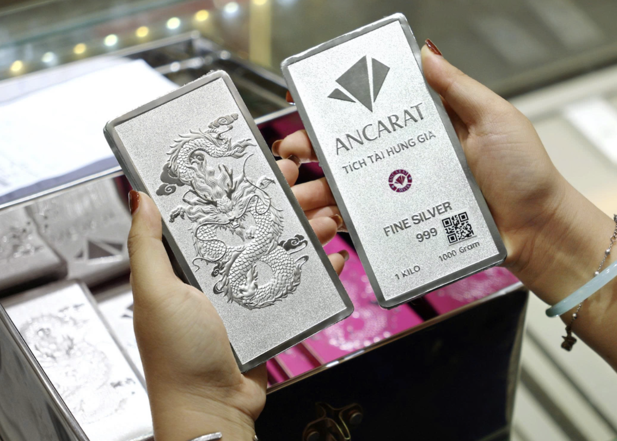 Bạc mất giá đáng kể so với đầu năm.