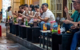 Người dân lo ngại phát sinh xung đột lợi ích khi vỉa hè được khai thác kinh doanh.