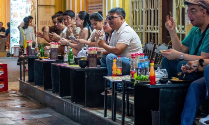 Người dân lo ngại phát sinh xung đột lợi ích khi vỉa hè được khai thác kinh doanh.