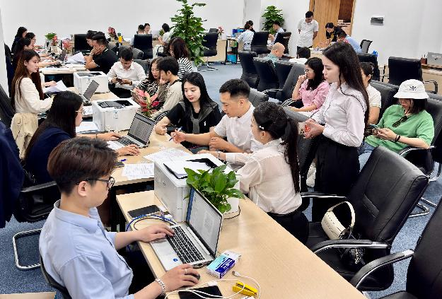 Văn phòng bán hàng tại Hà Nội tấp nập trong ngày đầu ký hợp đồng mua bán Vinhomes Global Gate Hạ Long.