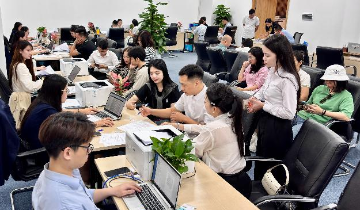 Tin tưởng Vinhomes Global Gate Hạ Long sẽ “thắng lớn”, khách hàng Hà Nội nườm nượp đi ký hợp đồng mua bán