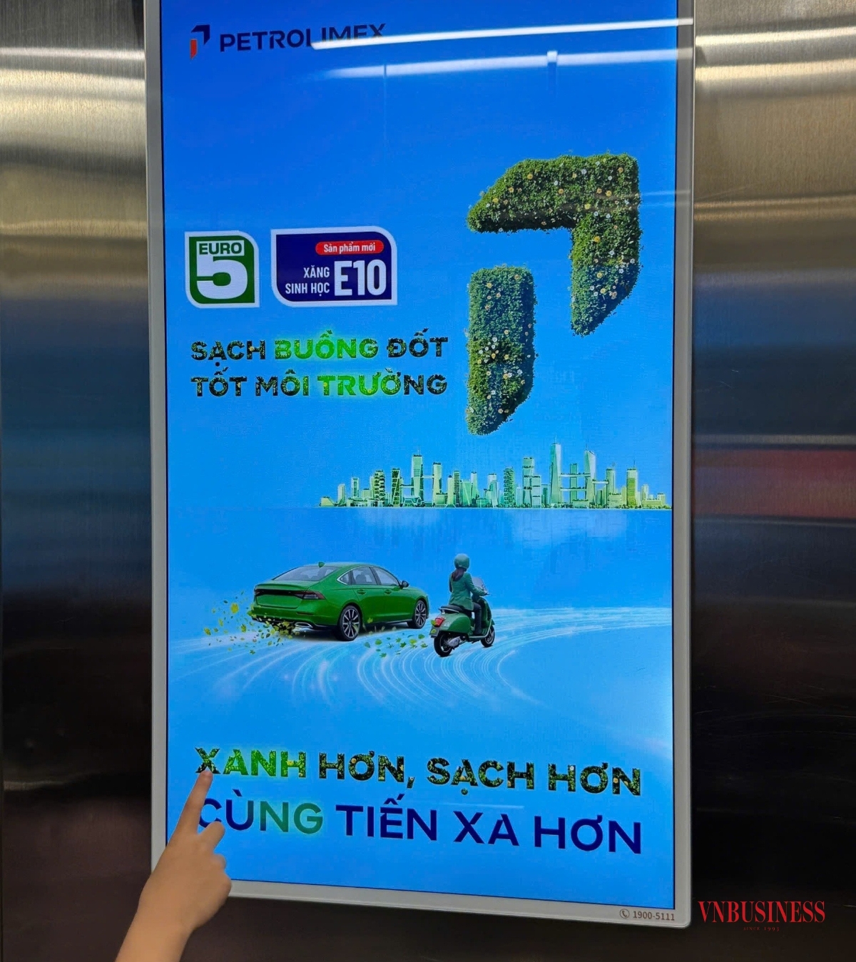 Bảng quảng cáo xăng E10 tại một chung cư ở Hà Nội.