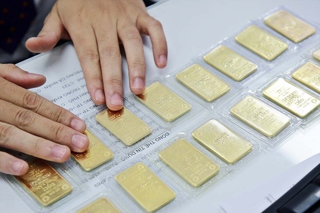 Giá vàng trong nước giảm mạnh, ngược xu hướng thế giới.