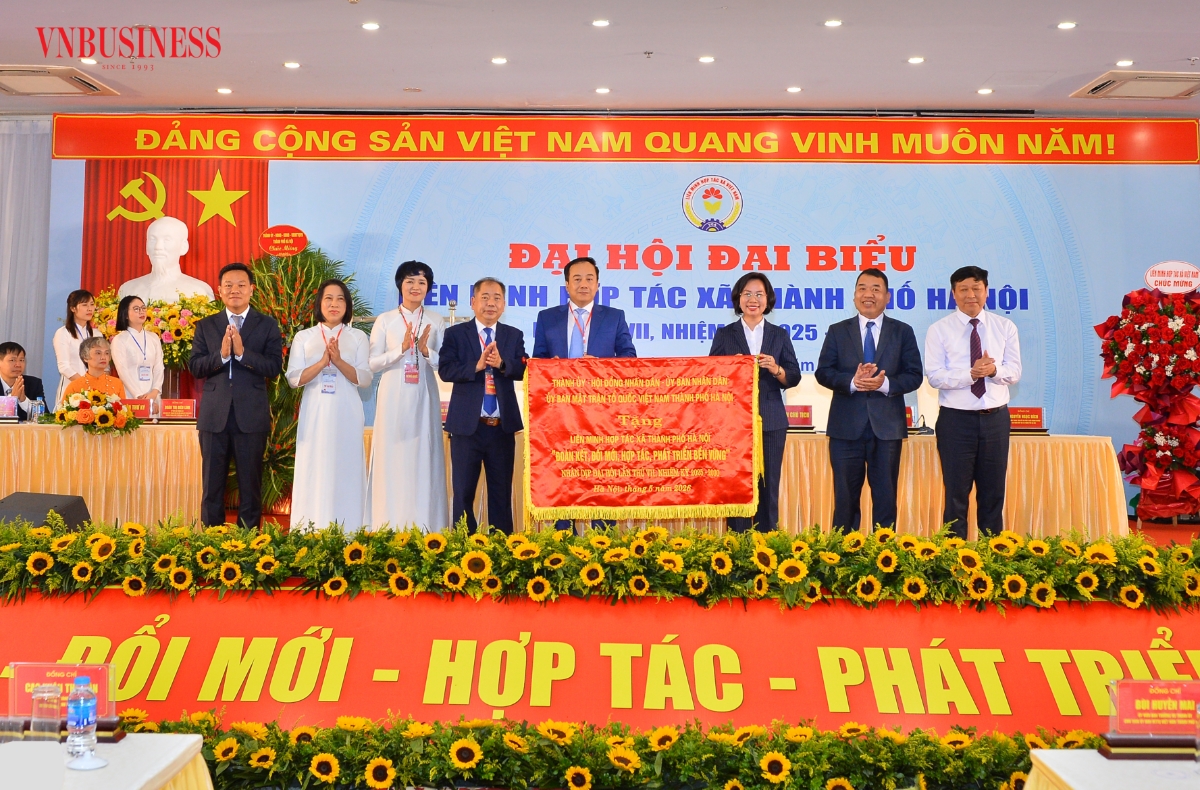 Ủy ban MTTQ Việt Nam Thành phố Hà Nội trao tặng bức trướng nhân dịp Đại hội lần thứ 7, nhiệm kỳ 2025-2030 của Liên minh HTX TP Hà Nội.