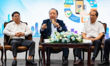 Ông Trần Hữu Linh, Cục trưởng Cục Quản lý và phát triển thị trường trong nước, Bộ Công Thương (giữa) phát biểu tại toạ đàm sáng 22/5.