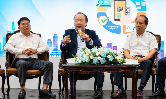 Ông Trần Hữu Linh, Cục trưởng Cục Quản lý và phát triển thị trường trong nước, Bộ Công Thương (giữa) phát biểu tại toạ đàm sáng 22/5.