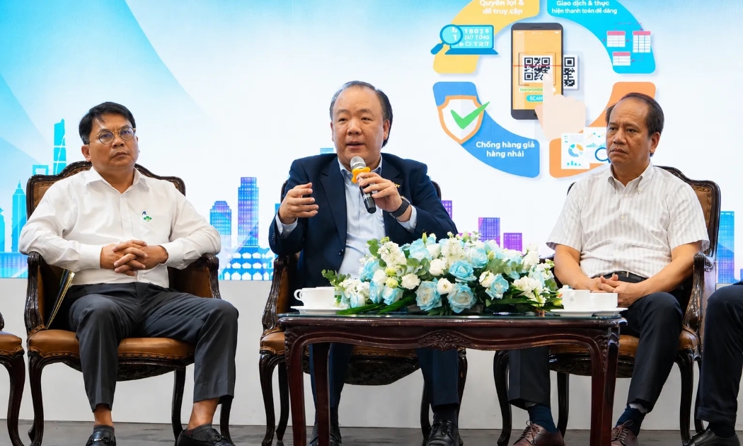 Ông Trần Hữu Linh, Cục trưởng Cục Quản lý và phát triển thị trường trong nước, Bộ Công Thương (giữa) phát biểu tại toạ đàm sáng 22/5.
