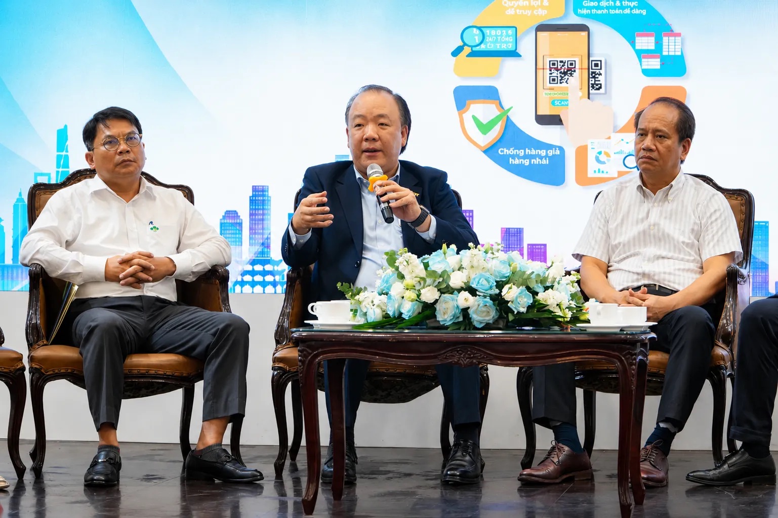 Ông Trần Hữu Linh, Cục trưởng Cục Quản lý và phát triển thị trường trong nước, Bộ Công Thương (giữa) phát biểu tại toạ đàm sáng 22/5.
