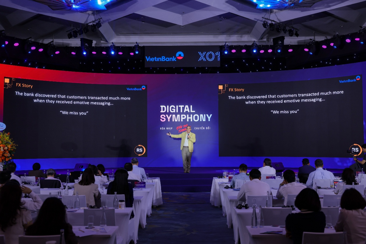 Chuyên gia Robin Speculand trình bày keynote về chủ đề: “Customer Obsession – Lấy khách hàng làm trung tâm như lợi thế cạnh tranh”.