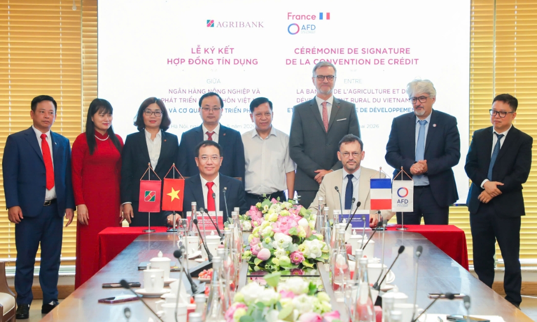 Ông Julien Seillan, Giám đốc AFD Việt Nam và ông Đoàn Ngọc Lưu, Phó Tổng Giám đốc Agribank đã thực hiện nghi thức ký kết Hợp đồng tín dụng Hạn mức tài chính khí hậu