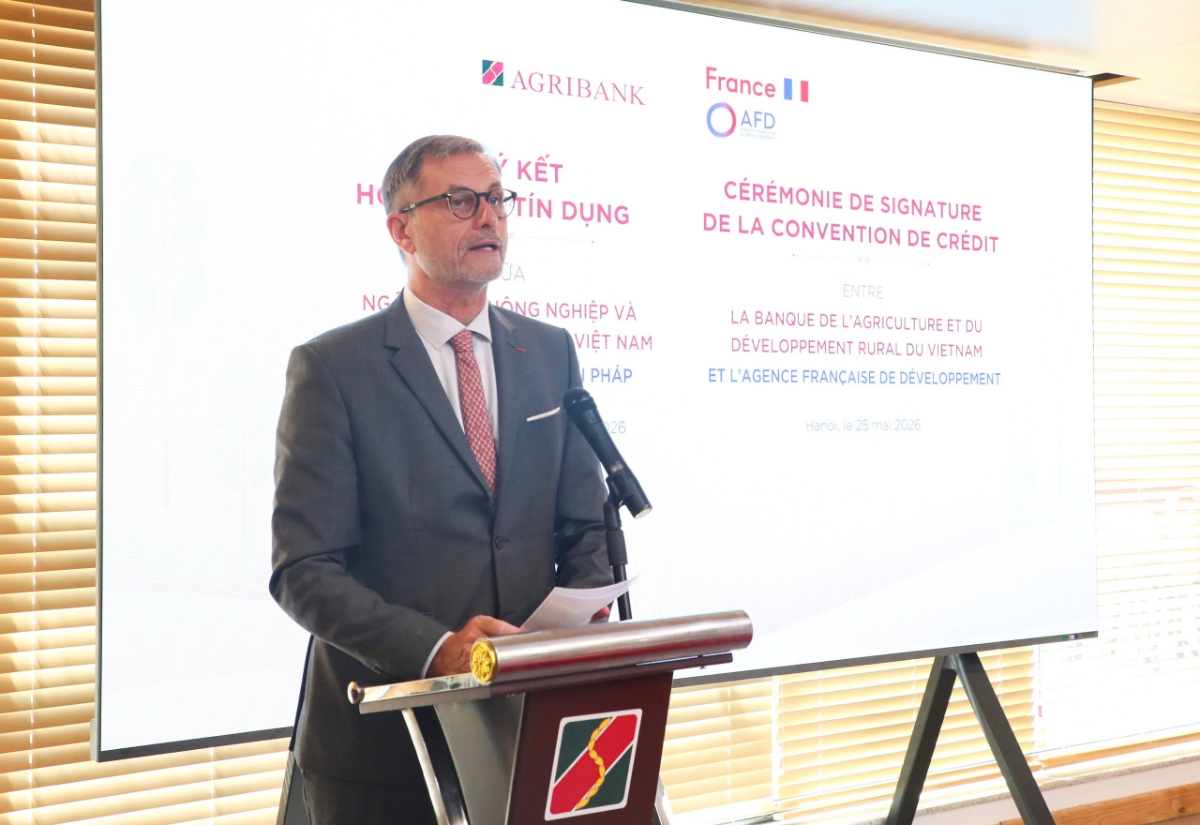 Đại sứ Đặc mệnh toàn quyền Cộng hòa Pháp tại Việt Nam Olivier Brochet phát biểu tại Lễ ký kết