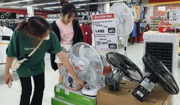 Quạt tích điện ‘cháy hàng’ giữa đỉnh điểm nắng nóng