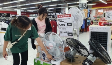 Quạt tích điện ‘cháy hàng’ giữa đỉnh điểm nắng nóng