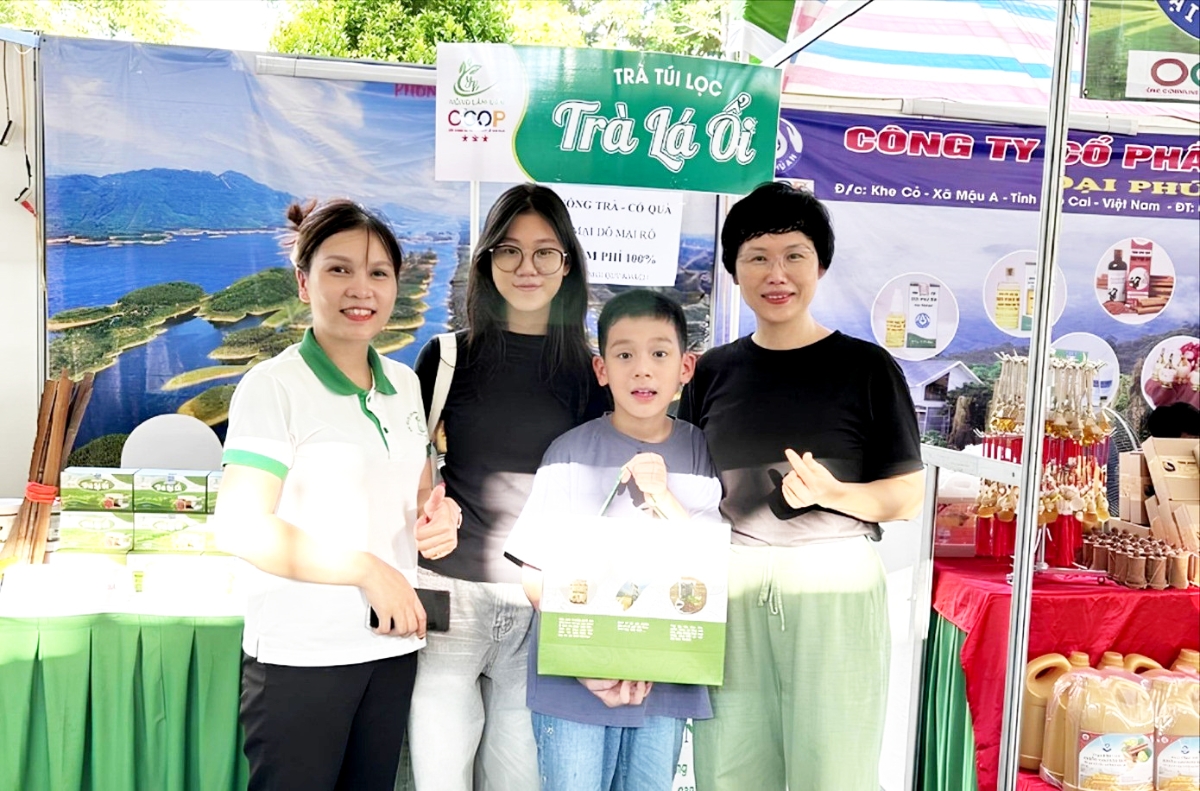 Chị Nguyễn Thị Hoa (ngoài cùng bên trái) cùng HTX nông lâm sản Yên Bái đang gặt hái thành công nhờ ứng dụng khoa học công nghệ, đổi mới sáng tạo.
