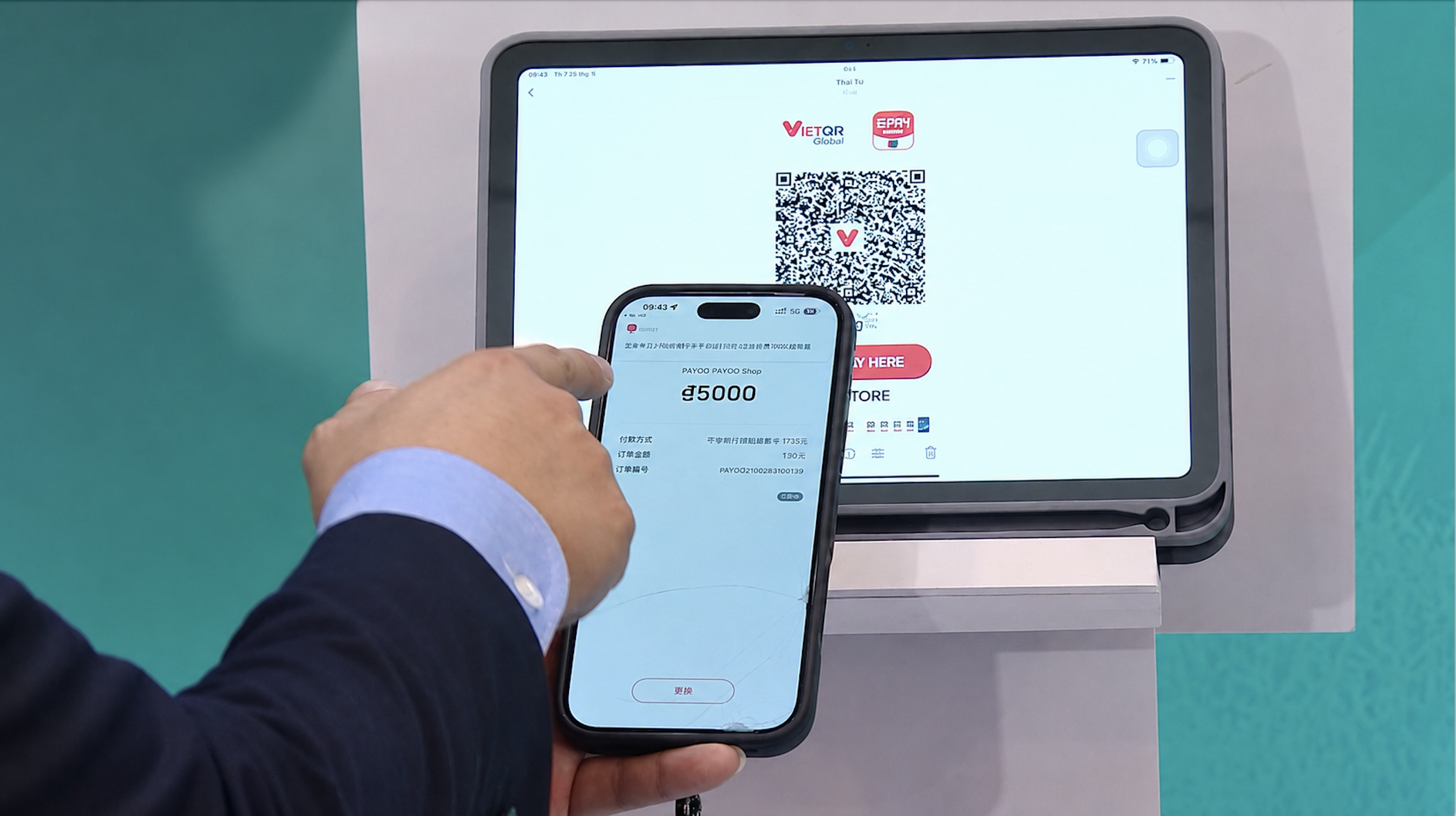 Du khách Trung Quốc dễ dàng quét mã QR thanh toán khi mua sắm tại các cửa hàng, khách sạn hay điểm du lịch ở Việt Nam nhờ thanh toán xuyên biên giới.