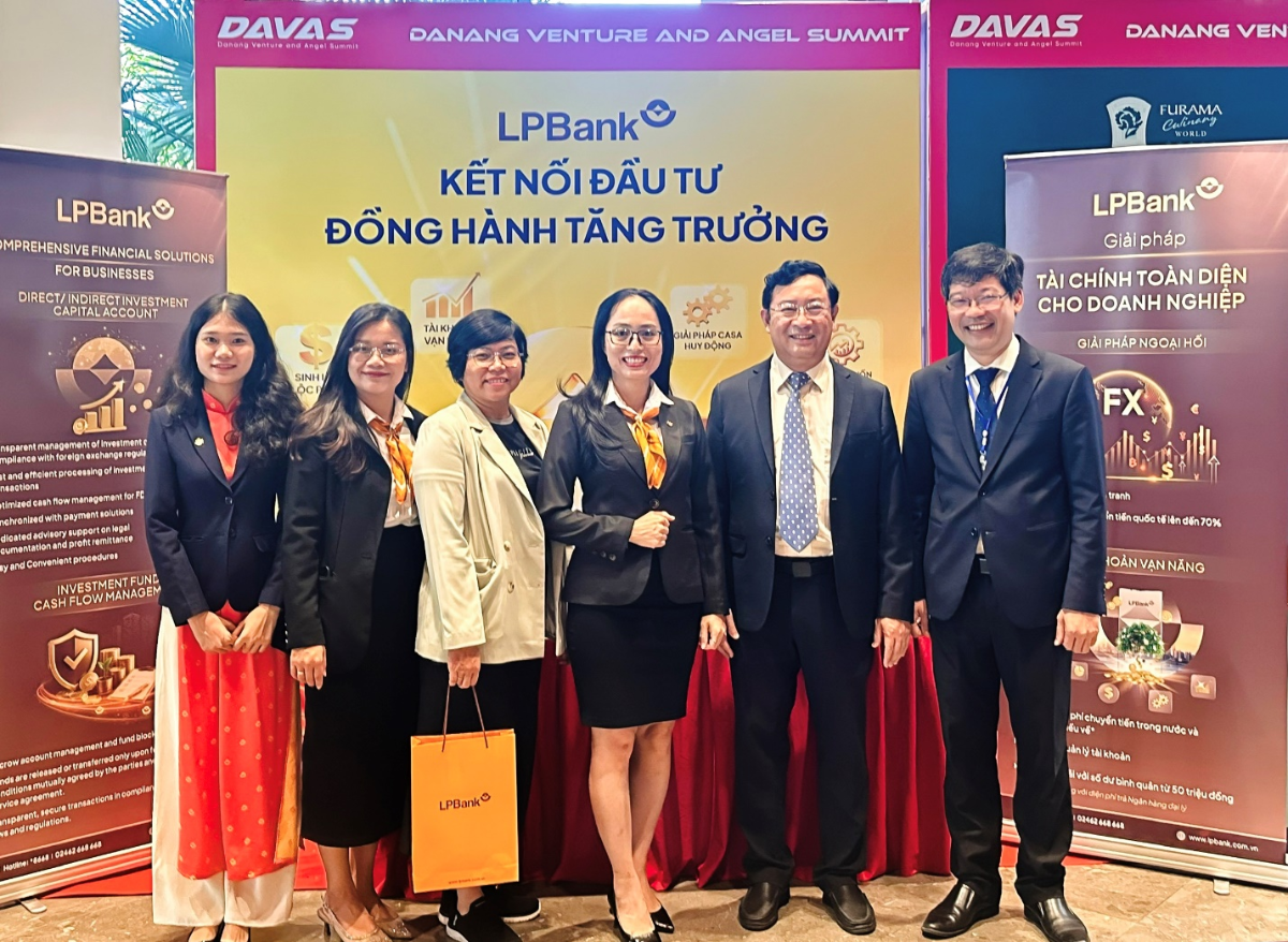 Lãnh đạo Sở Khoa học và Công nghệ thành phố Đà Nẵng tham quan gian hàng của LPBank tại sự kiện.