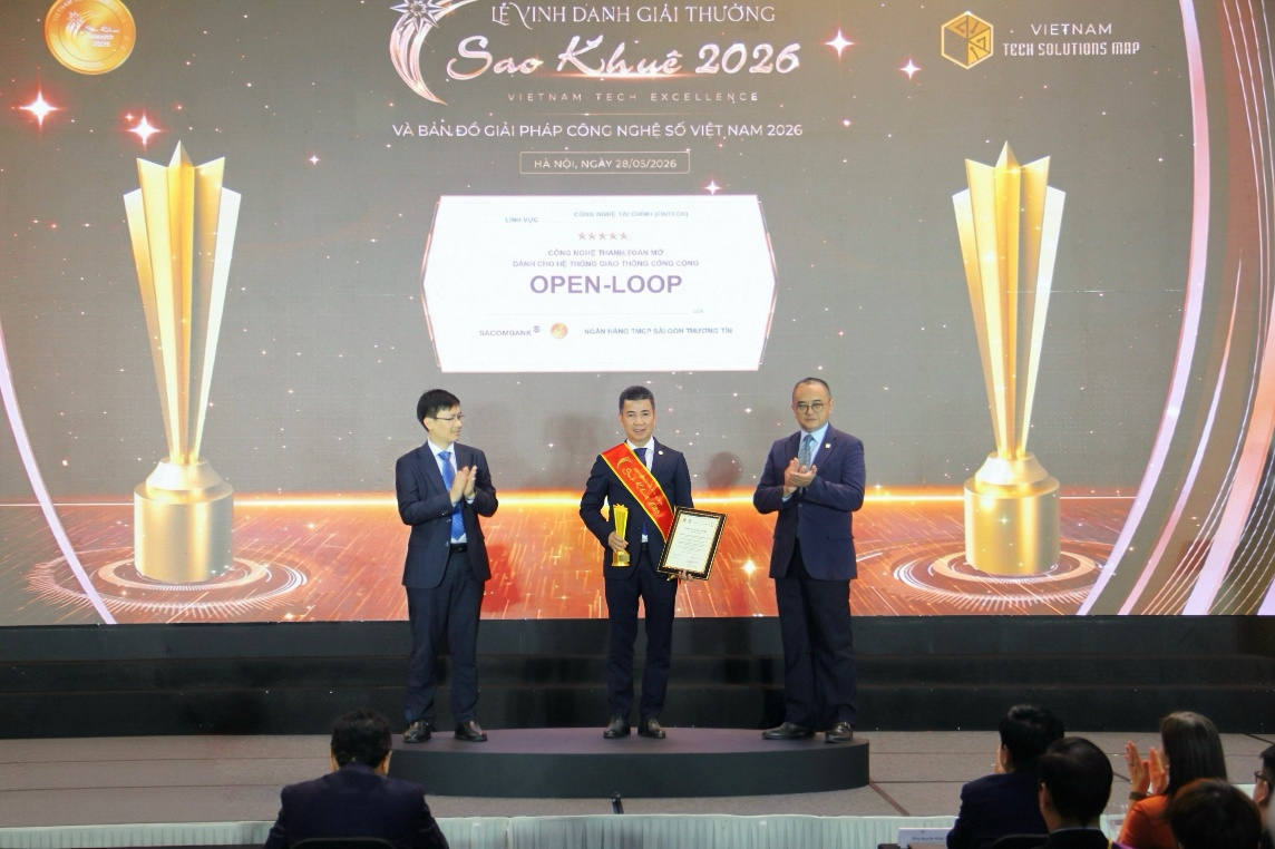 Ông Nguyễn Hoàng Hải – Phó Tổng giám đốc SACOMBANK (đứng giữa) nhận giải thưởng Sao Khuê 2026.