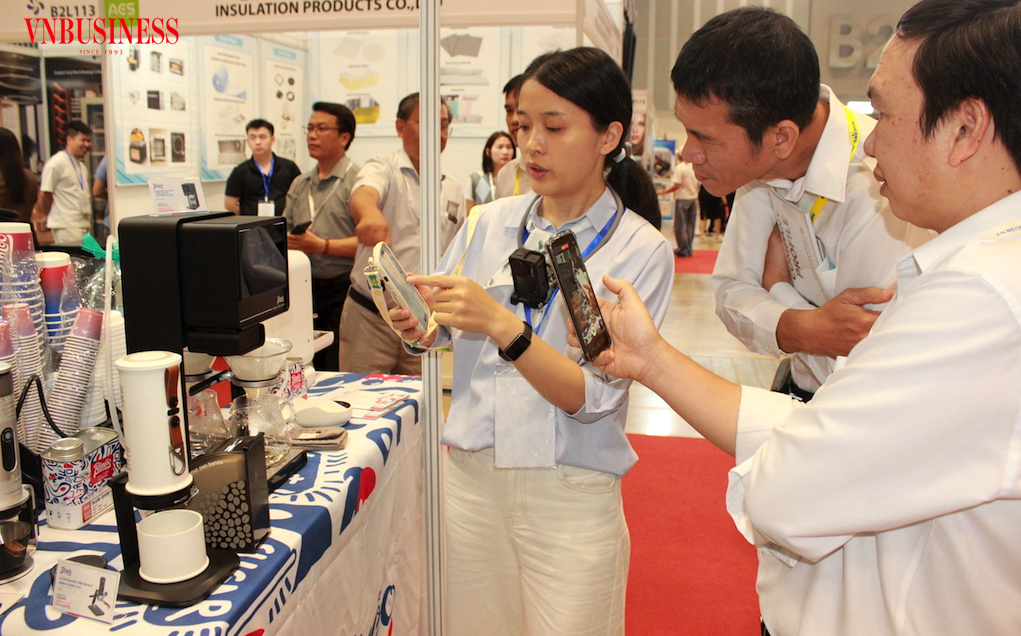 Hành vi người tiêu dùng đang thay đổi nhanh chóng dưới tác động của AI, tạo áp lực lên DN và chỉ những đơn vị chuyển đổi nhanh mới giữ được lợi thế cạnh tranh.