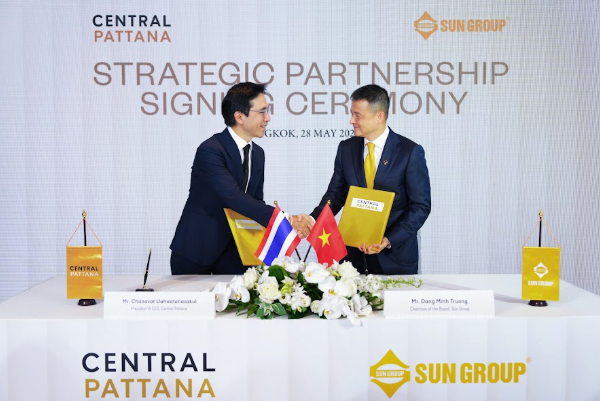 Đại diện Sun Group và Central Pattana trong lễ ký kết.