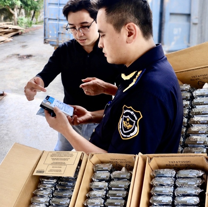 Cán bộ hải quan kiểm tra, xử lý lô hàng phần mền có dấu hiệu vi phạm quyền sở hữu trí tuệ.