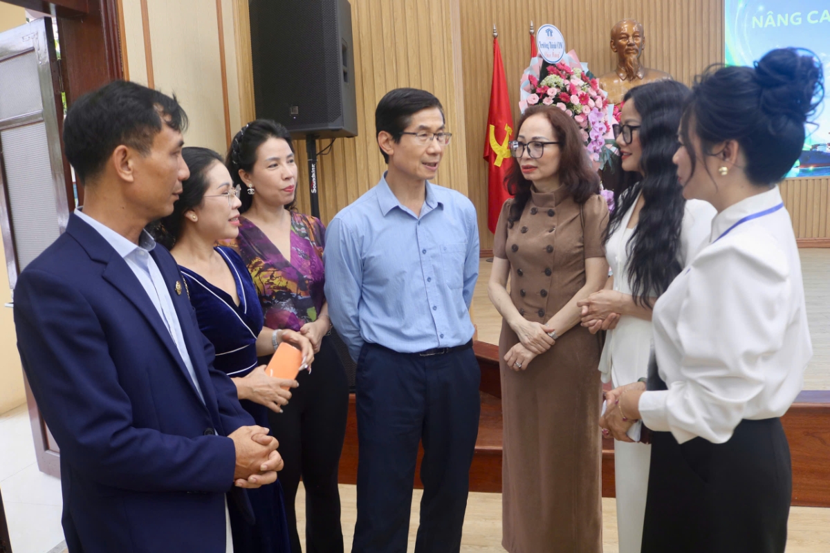 PGS,TS Phạm Hoàng Lương ( đứng giữa )- Giảng Viên Cao Cấp ĐH Bách Khoa Hà Nội - Phó chủ tịch hiệp hội Năng lượng Sạch Việt Nam trao đổi với các doanh nghiệp.