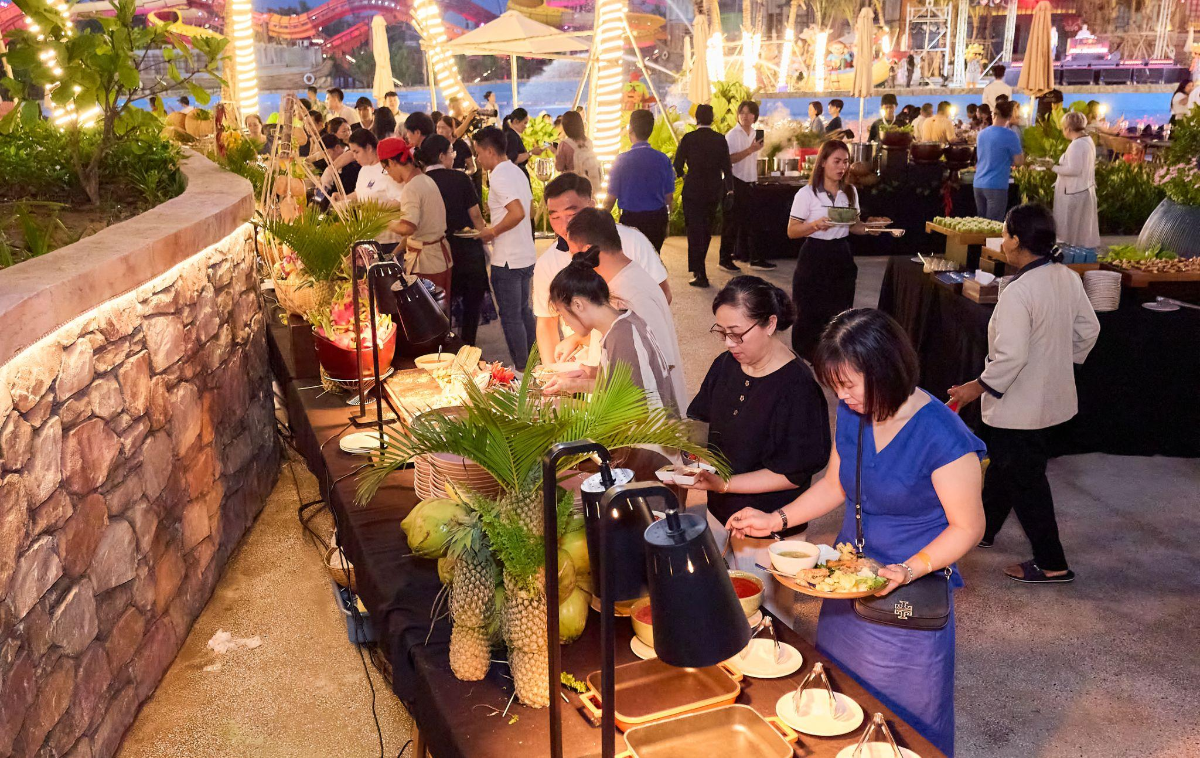 Buffet tối với nhiều món ăn hấp dẫn.