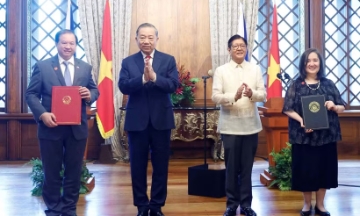 Tổng Bí thư, Chủ tịch nước Tô Lâm và Tổng thống Philippines Ferdinand Romualdez Marcos Jr. chứng kiến lễ trao các văn kiện hợp tác giữa hai nước